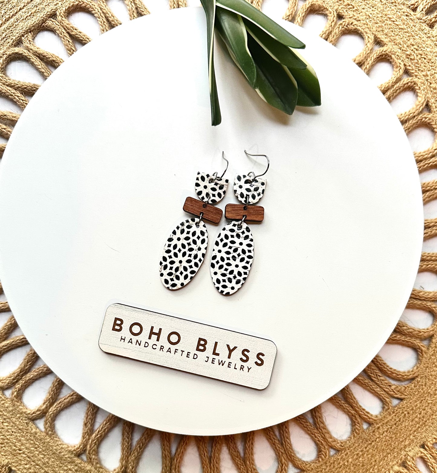 Black and White Geo Stacked Ovals