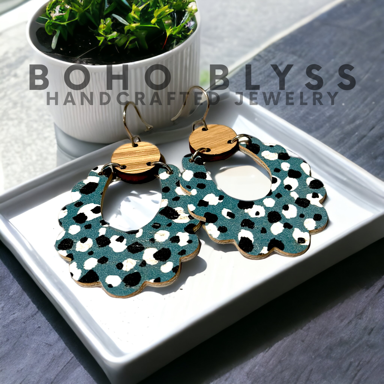 Teal Dot Scalloped U’s