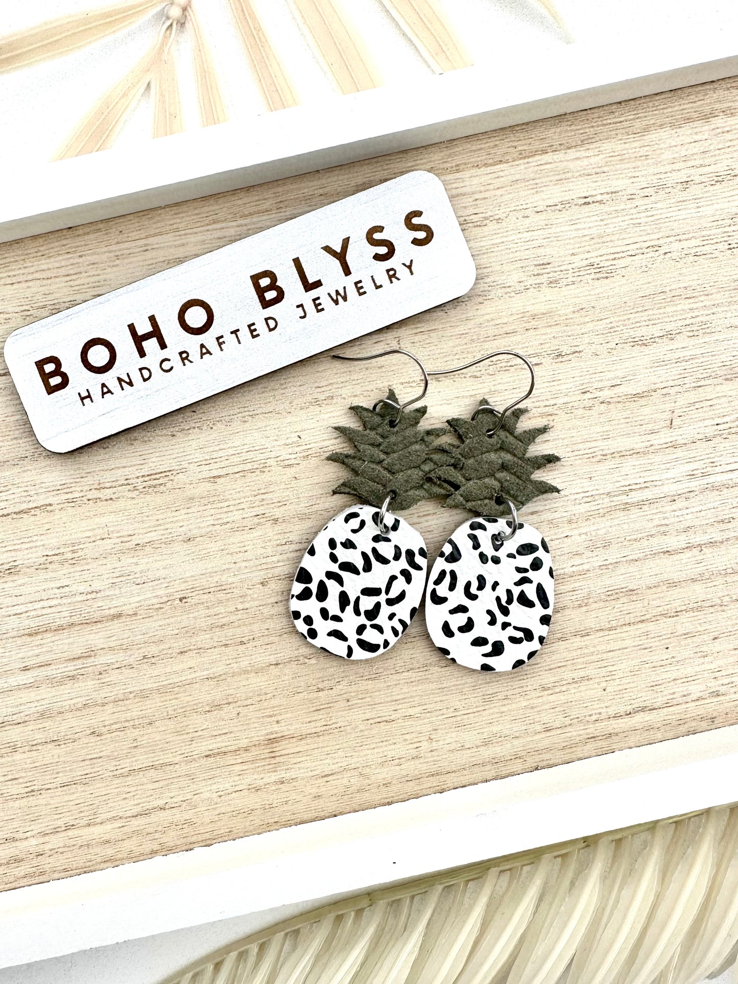 B&W cheetah pineapples