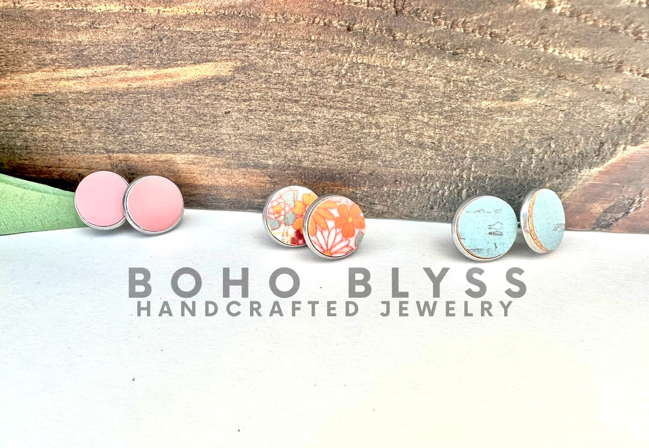 Groovy floral stud set