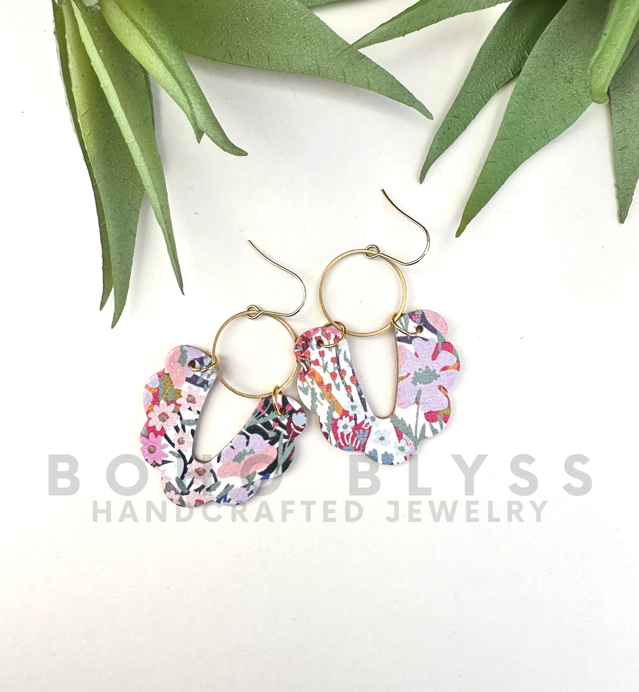 Scalloped floral U’s
